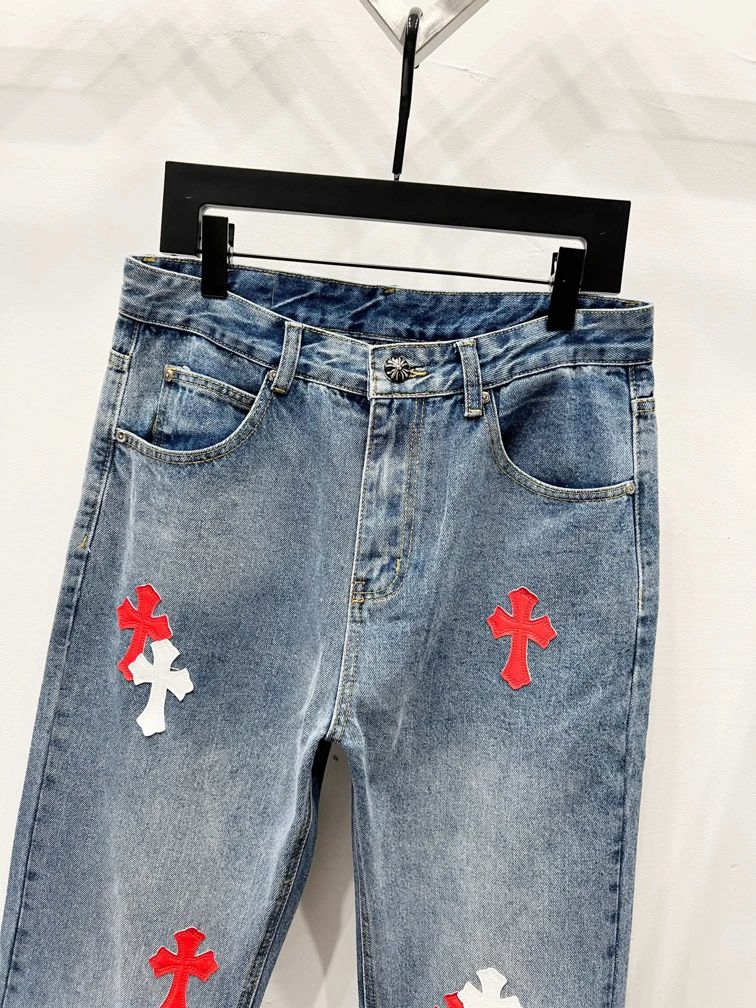 P260 Style number: (K630) Style number: (K550) Chrome Hearts & Chrome Hearts CH city limited series Sanskrit cross patch leather jeans need to be washed and then disassembled and hand-sewn sheepskin cross leather is then spliced ​​to complete. The whole piece requires too much craftsmanship to explain. The texture can be seen in the hand, and it looks good. The styles with different washed textures are very friendly to people with thin legs and thick legs. The straight version is very flattering to the leg shape. The moderate length is timeless and can be matched easily and casually. It is the basic styling foundation for various styles and is a must-have in the wardrobe! The fabric is stiff but also makes the upper body soft without losing texture. The washing process is even more perfect. It is a must-have item for everyone! ! ! Washed wheat, hang tag, pants label, three labels are complete, the upper body effect is particularly stiff and stylish, super stylish, same style for men and women - Color: Size: 28 30 32 34